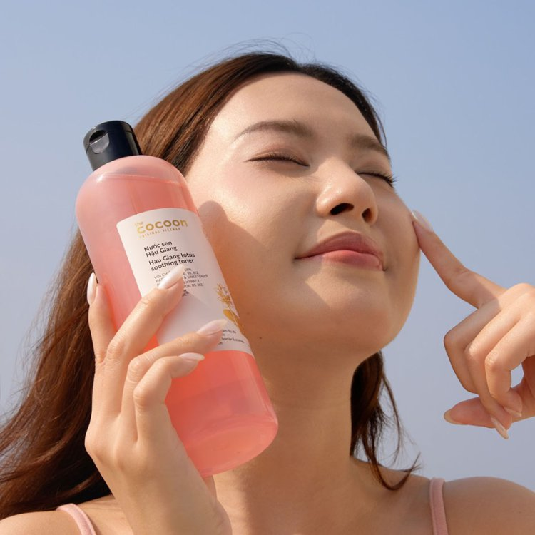 Cocoon Vietnam - Hau Giang Lotus Soothing Toner (Nước Sen Hậu Giang) with Lotus Extract, Madecassoside, B5, B12, Beta-Glucan & Sweetone®, Alcohol-Free 500ml.