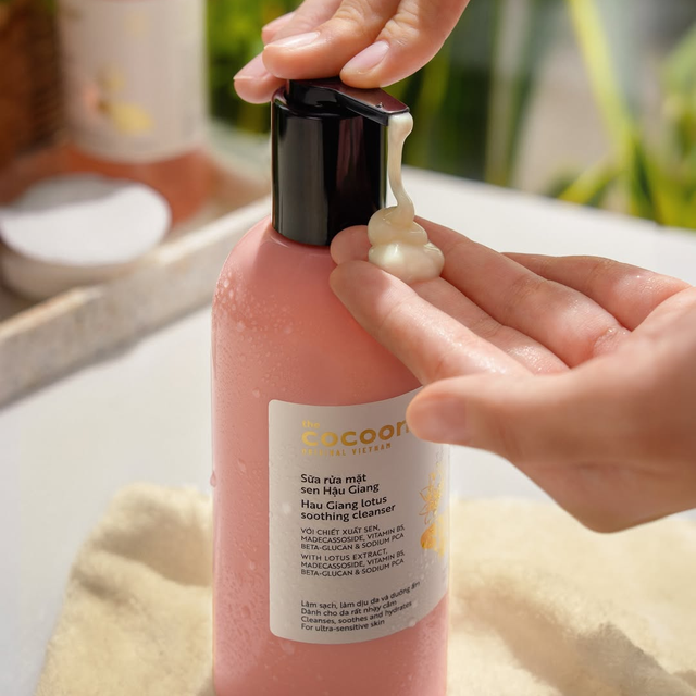 Cocoon Vietnam - Hau Giang Lotus Soothing Cleanser (Sữa Rửa Mặt Sen Hậu Giang) with Lotus Extract, Madecassoside & Vitamin B5 310ml.