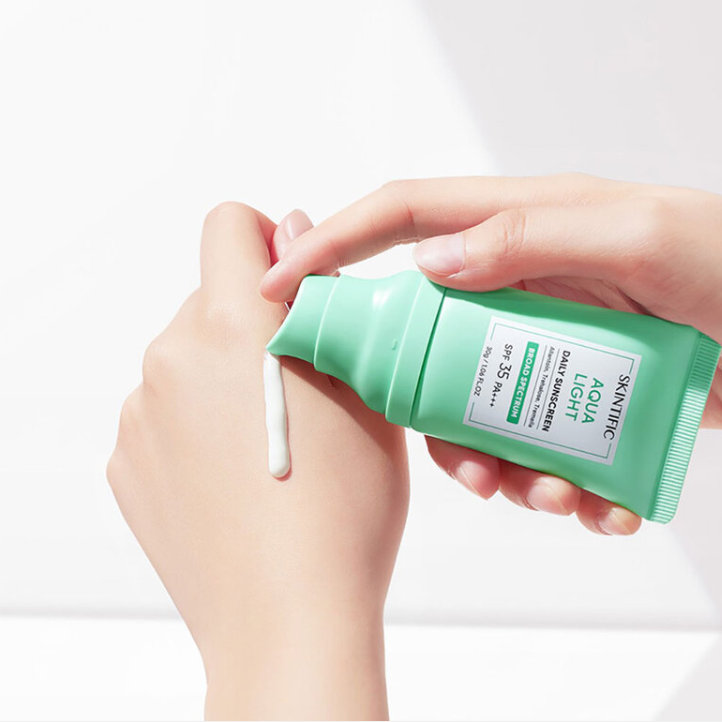 Skintific - Aqua Light Daily Sunscreen SPF35 PA+++ 30g.