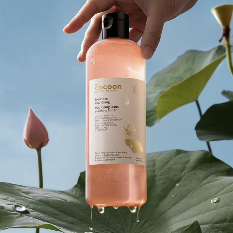 Cocoon Vietnam - Hau Giang Lotus Soothing Toner (Nước Sen Hậu Giang) with Lotus Extract, Madecassoside, B5, B12, Beta-Glucan & Sweetone®, Alcohol-Free 500ml.