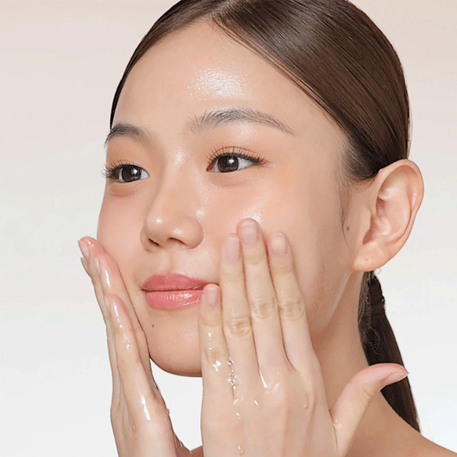Laneige - Perfect Renew Nourishing Oil-To-Foam Cleanser, Cleanse, Nourish and Glow 200ml.