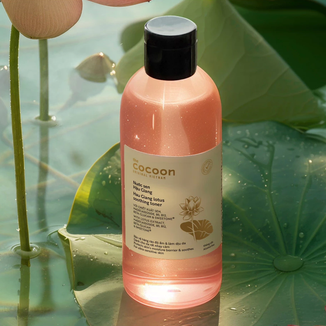 Cocoon Vietnam - Hau Giang Lotus Soothing Toner (Nước Sen Hậu Giang) with Lotus Extract, Madecassoside, B5, B12, Beta-Glucan & Sweetone®, Alcohol-Free 310ml.