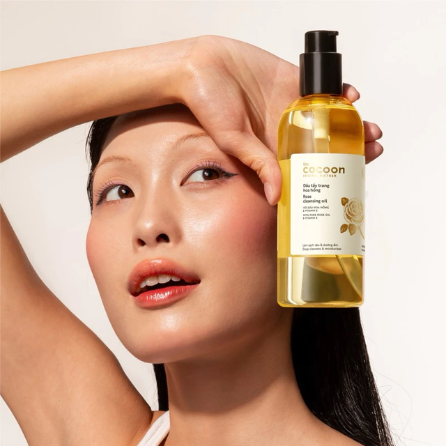 Cocoon Vietnam - Rose Cleansing Oil (Dầu Tẩy Trang Hoa Hồng) with Pure Rose Oil & Vitamin E 310ml.
