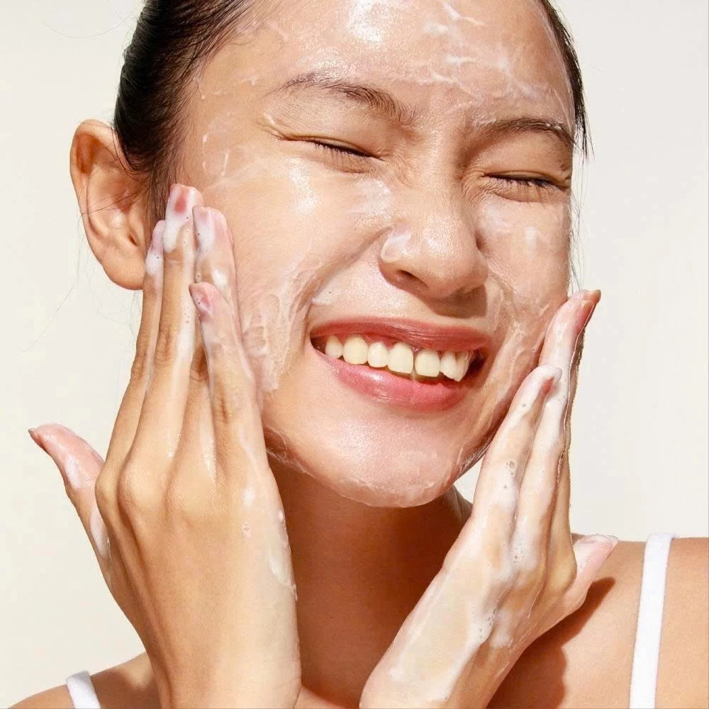 Cocoon Vietnam - Hau Giang Lotus Soothing Cleanser (Sữa Rửa Mặt Sen Hậu Giang) with Lotus Extract, Madecassoside, Vitamin B5 & Sodium PCA 500ml.
