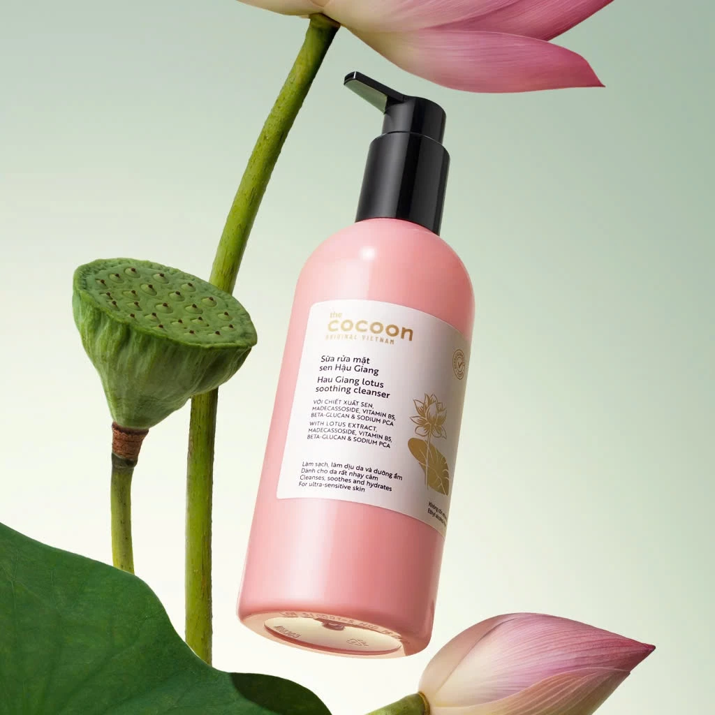 Cocoon Vietnam - Hau Giang Lotus Soothing Cleanser (Sữa Rửa Mặt Sen Hậu Giang) with Lotus Extract, Madecassoside & Vitamin B5 310ml.